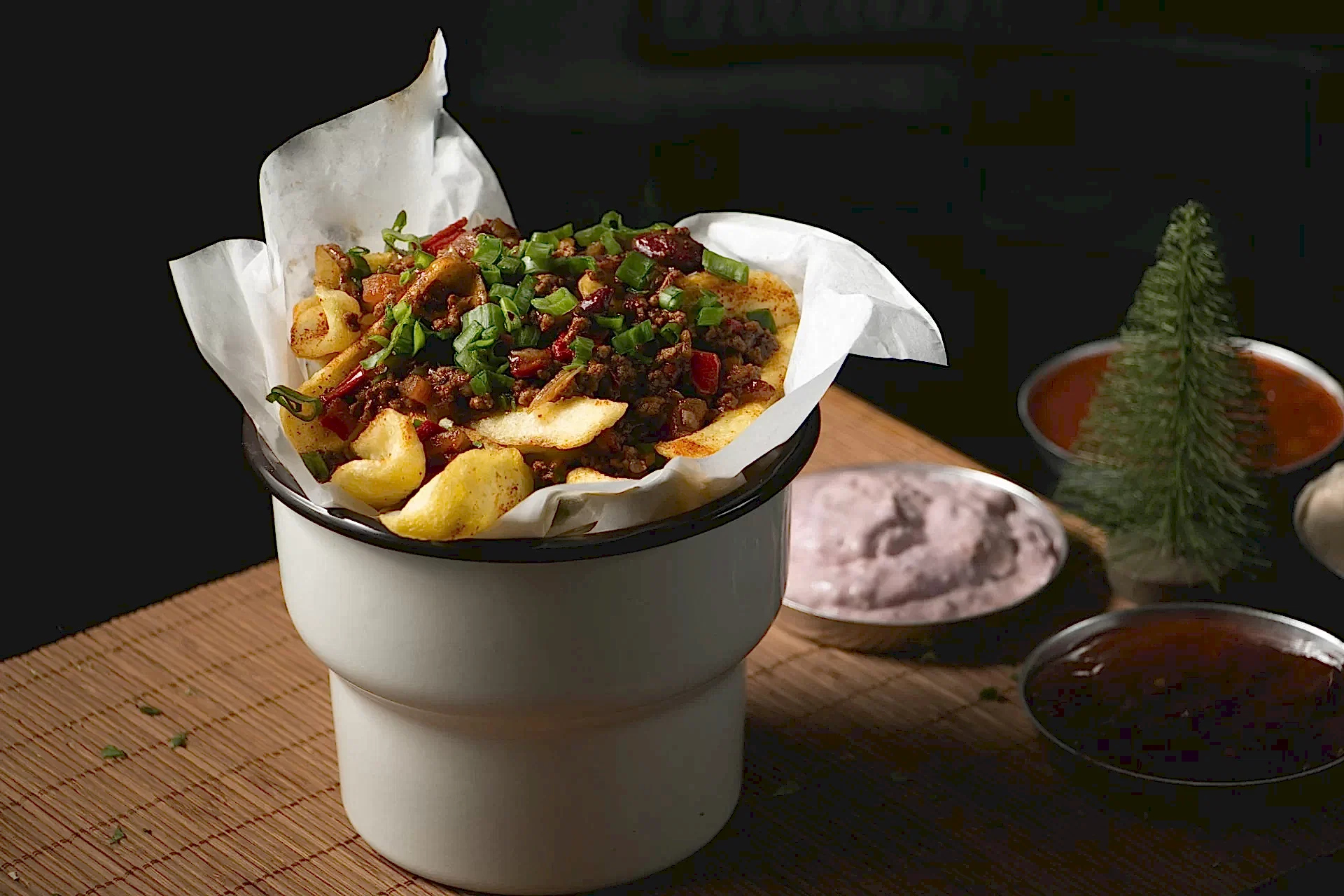 Kıymalı patates kızartması ve dörtlü sos servisi.