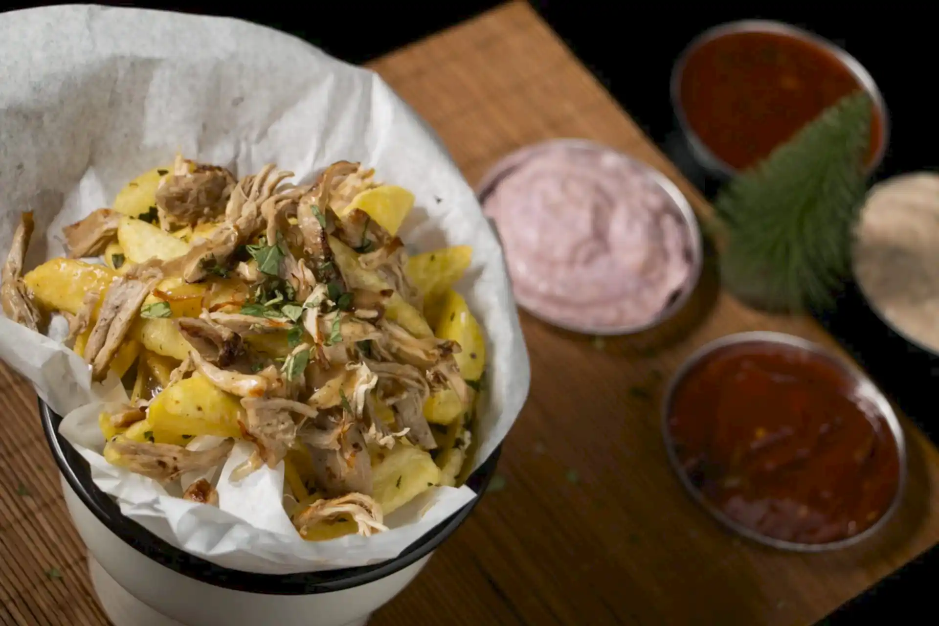 Hindi gravy patates kızartması ve dörtlü sos servisi.