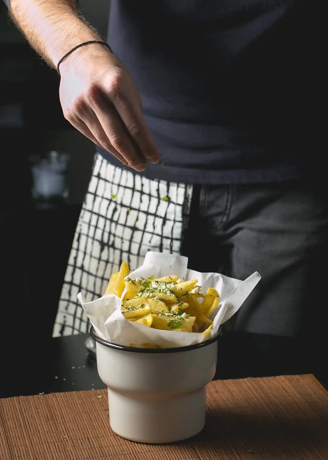 Patates kızartması üzerine taze nane servisi.