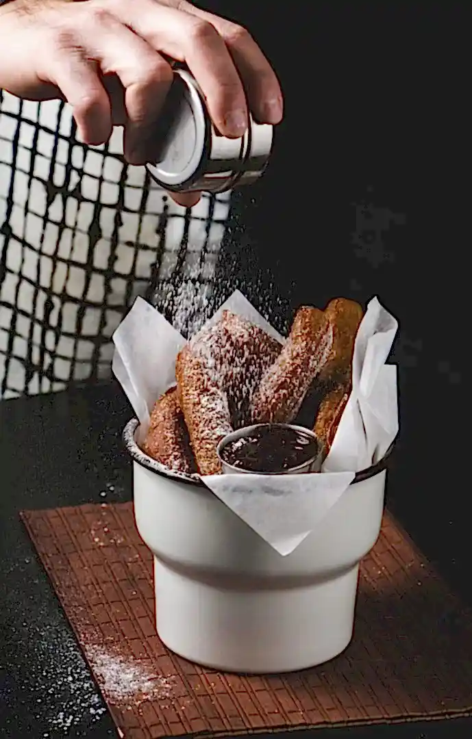 Pudra şekerli churros servisi.