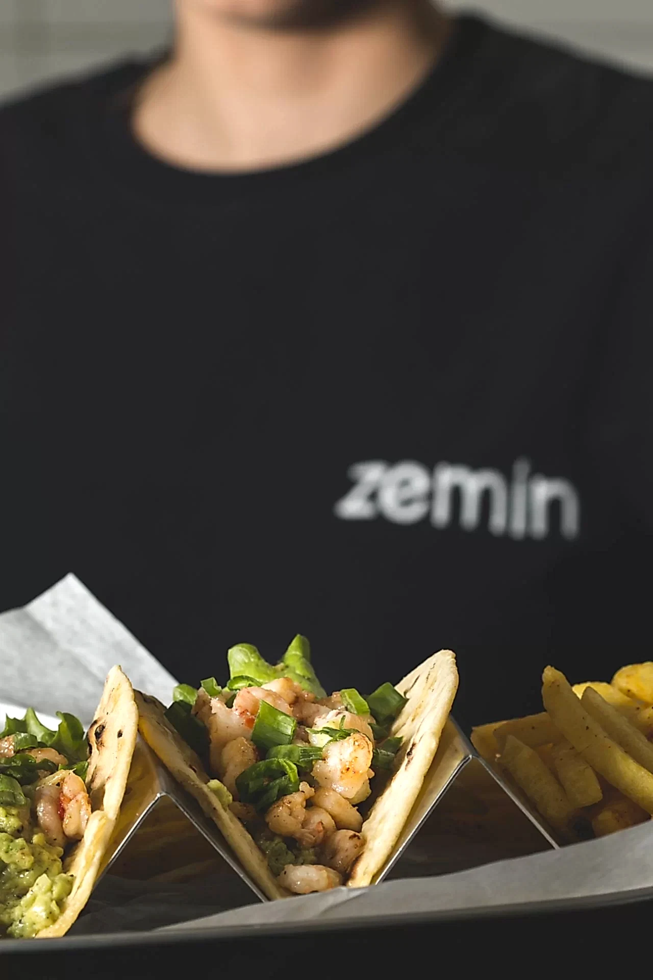 Karides taco ve patates kızartması servisi.