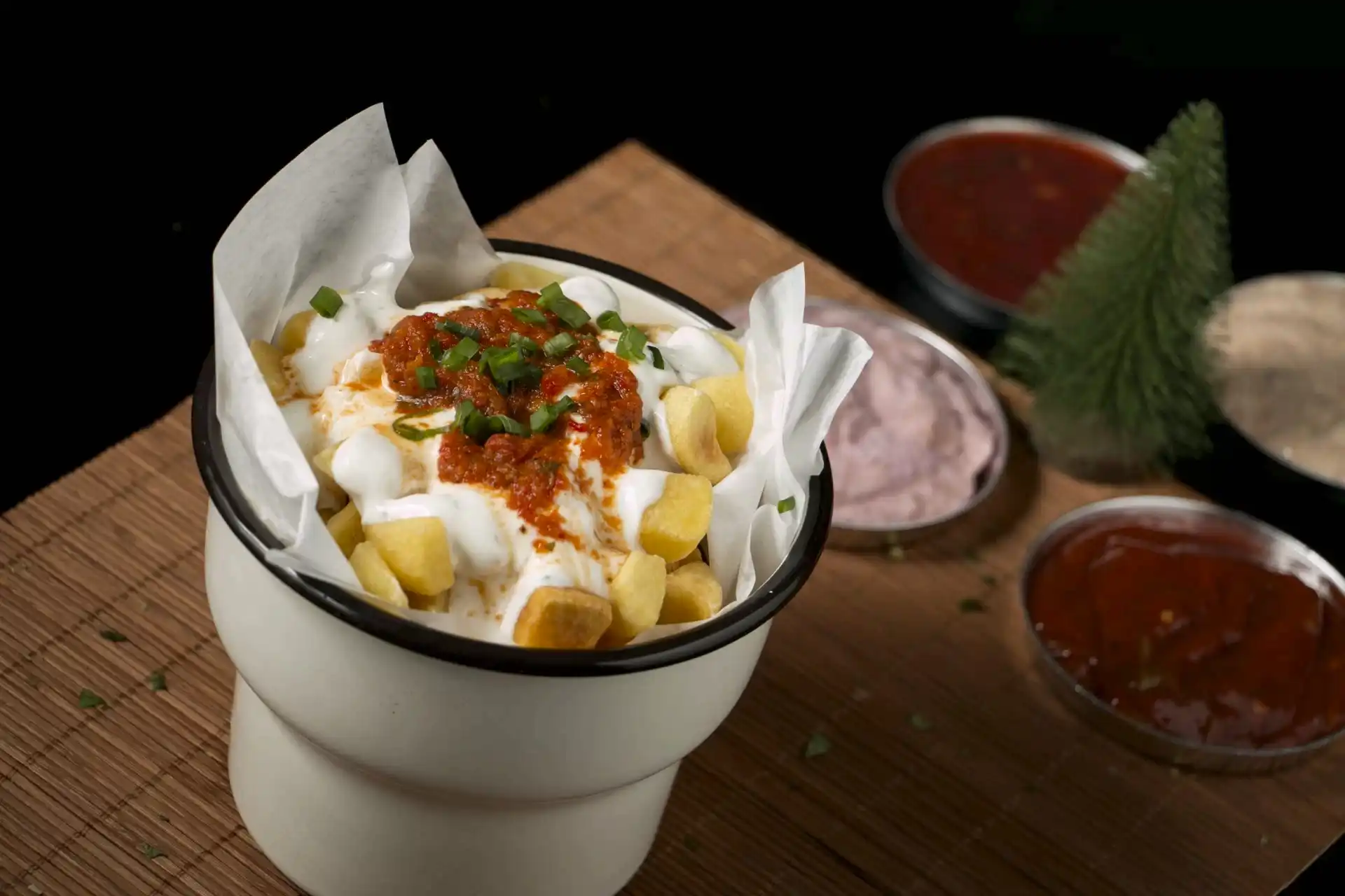 Soslu patates kızartması servisi.