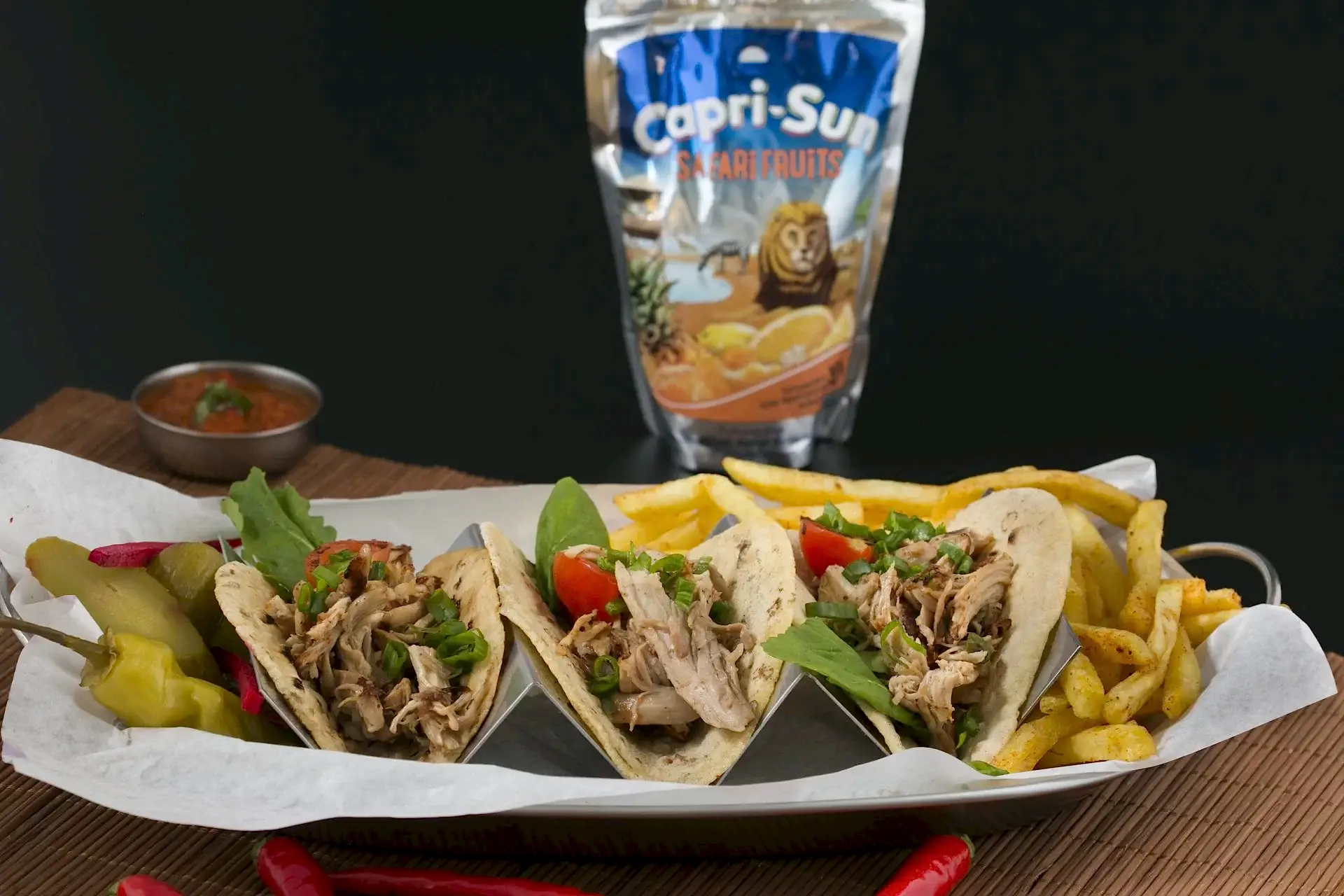 3'lü Hindi Gravy Taco, patates kızartması, biber, sos ve Capri-Sun servisi.