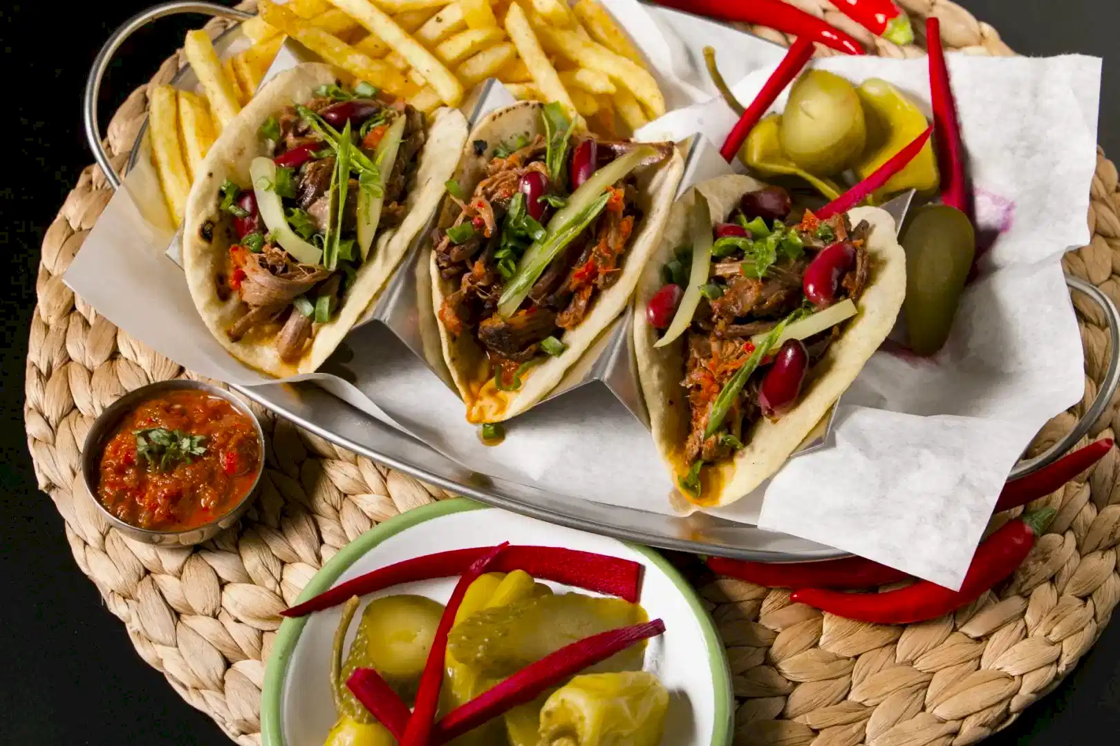 3'lü Dana Klasik Taco, patates kızartması, sos, turşu ve biber servisi.